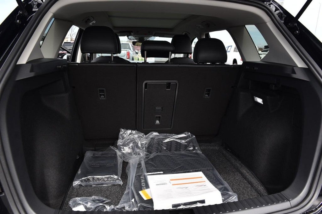 2026 Volkswagen Taos SE Black FWD