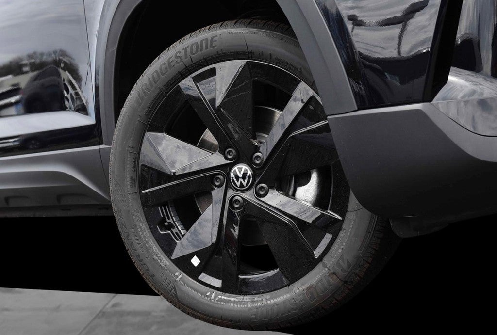 2026 Volkswagen Taos SE Black FWD