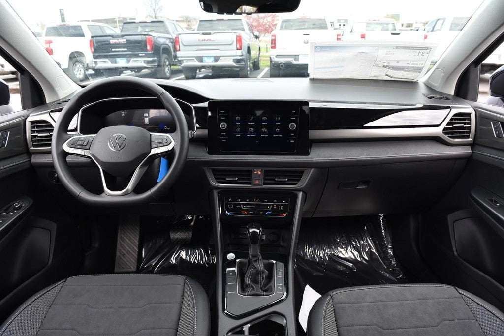 2026 Volkswagen Taos SE Black FWD