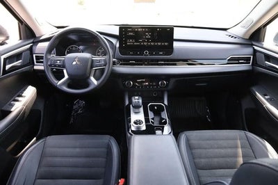 2025 Mitsubishi Outlander SE