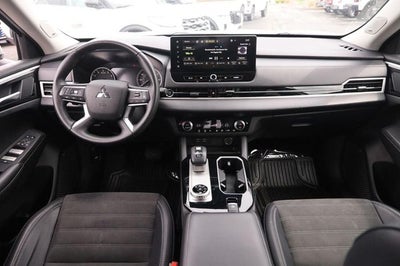 2025 Mitsubishi Outlander SE