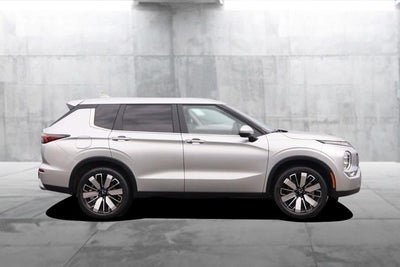 2025 Mitsubishi Outlander SE