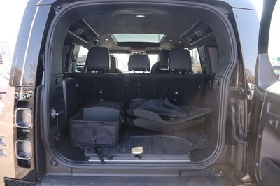 2025 Land Rover Defender 110 V8