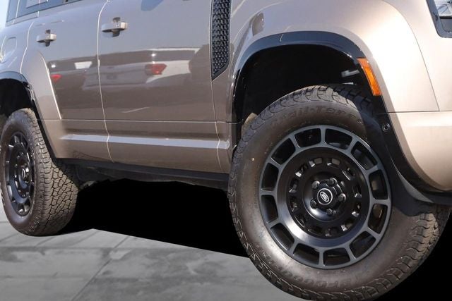 2025 Land Rover Defender 110 V8